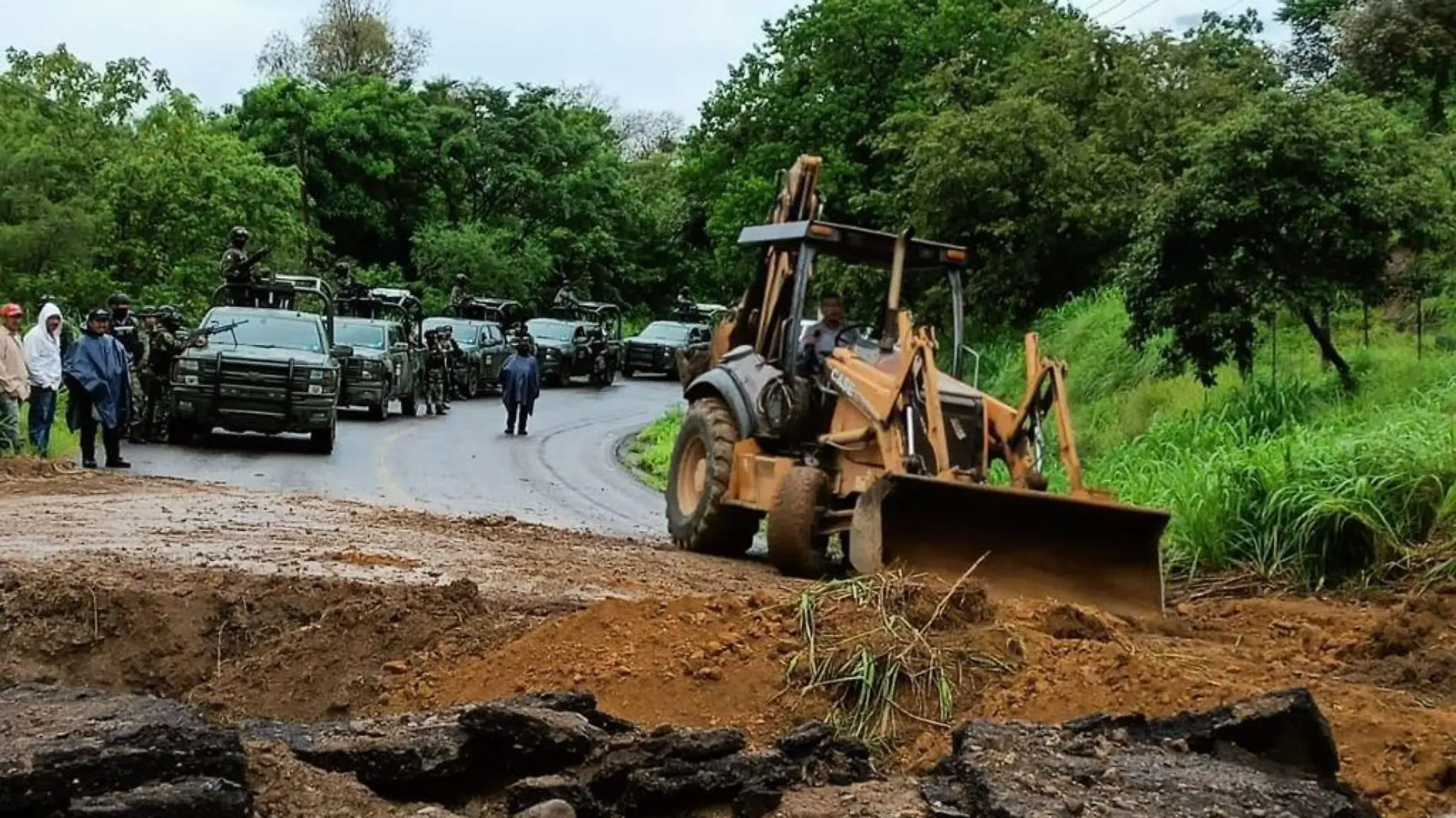 camino destruido Tepalcatepec-Coalcomán